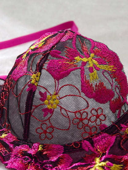 A set of sexy rose-red lingerie, including a bra and panties with daisy patterns, as well as a comfortable home-style ZA825147